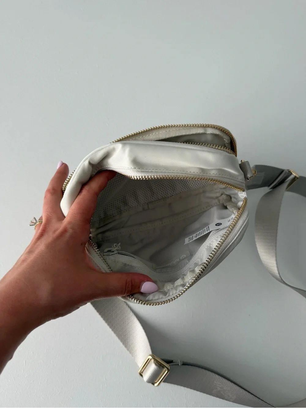 Lululemon Everywhere Crossbody Bag 2L Ivory & Gold